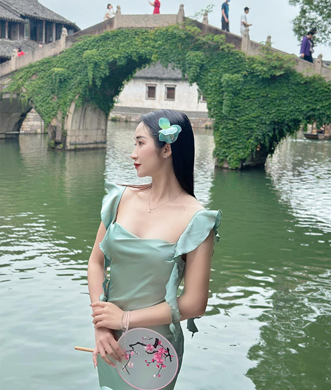 Bạn gái của cựu tiền đạo U23 Việt Nam từng tham gia và giành danh hiệu tại một số cuộc thi sắc đẹp như hoa khôi "Nữ sinh Thanh lịch" của Cao đẳng Sư phạm Hà Nội, hoa khôi "Duyên dáng áo dài 2016", á khôi "Duyên dáng Sư phạm".