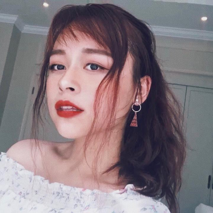 Ngoài ra, chính cô nàng "Quả Lê" còn thu hút nhiều lượt follow vì gương mặt xinh xắn, trắng trẻo trông khá Tây nữa