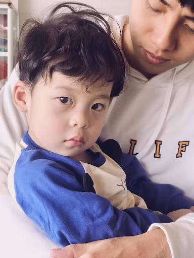 Clip của Hải Đăng tập trung chính là về hai anh em ruột. Khi thì bé Lợn nô đùa nghịch ngợm cùng anh trai, khi bé lại nũng nịu khóc lóc đòi anh Đăng bế vỗ về.