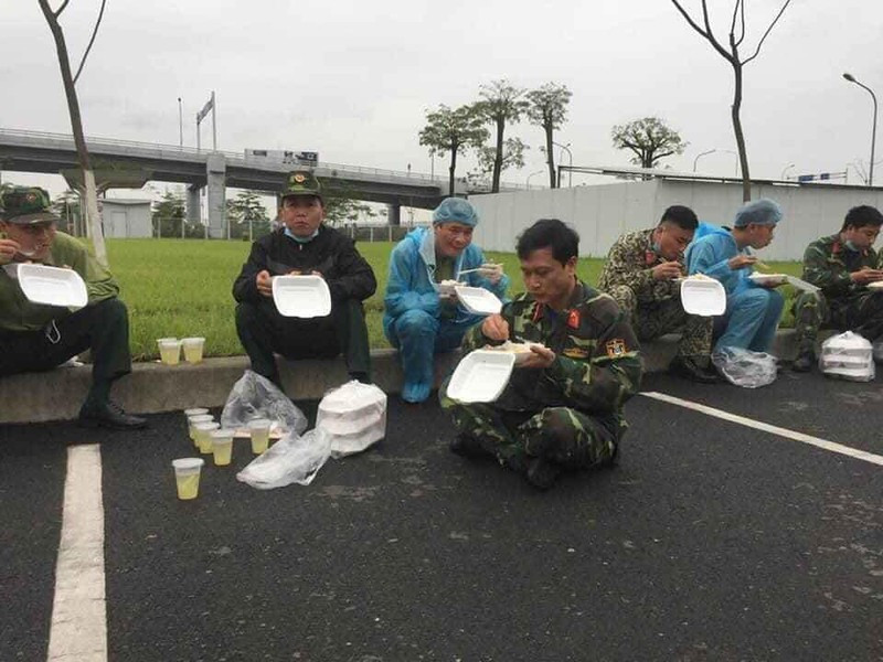 Từ khi dịch bắt đầu bùng phát, các chiến sĩ quân đội, lực lượng công an, nhân viên y tế đã quá quen với việc ngủ nhanh, ăn vội. Xem thêm clip: Bữa cơm, giấc ngủ vội của những chiến binh chống Covid-19 - Nguồn: Youtube