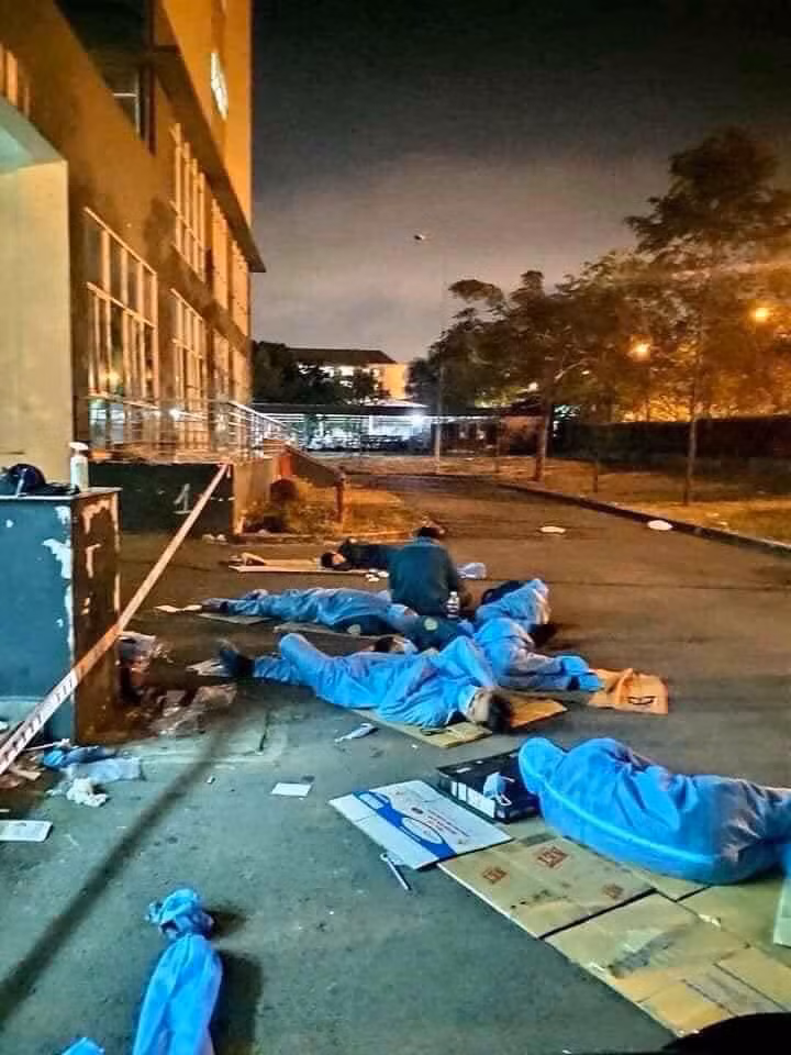 Mặc nguyên đồ bảo hộ, không có lấy một manh chiếu, tấm chăn, nằm chung với rác cũng có thể ngủ say là đủ hiểu các cán bộ, nhân viên y tế mệt mỏi đến cỡ nào.