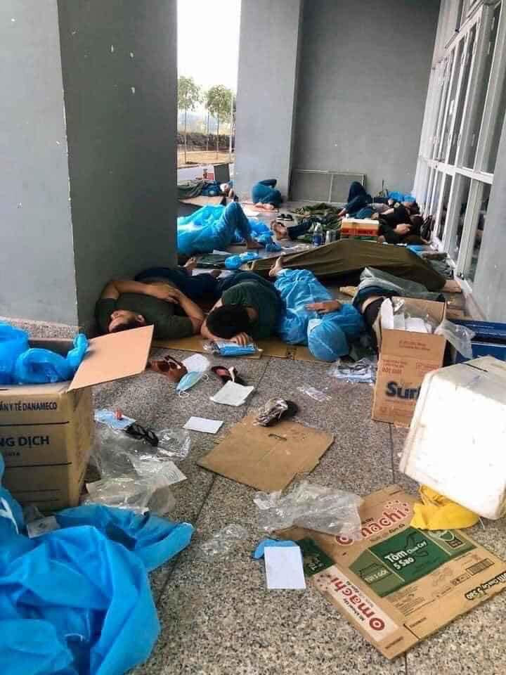 Hình ảnh những nhân viên hậu cần, bao gồm các y, bác sĩ và chiến sĩ quân đội trải bìa carton xé ra từ thùng mỳ, thùng sữa để nằm ngủ dưới sàn gạch lạnh lẽo khiến ai nhìn cũng phải xót xa.Cơ sở vật chất sử dụng được, họ đã tận dụng để làm nơi ở cho người cách ly Covid-19 rồi thì bản thân lấy đâu ra chỗ ngủ.