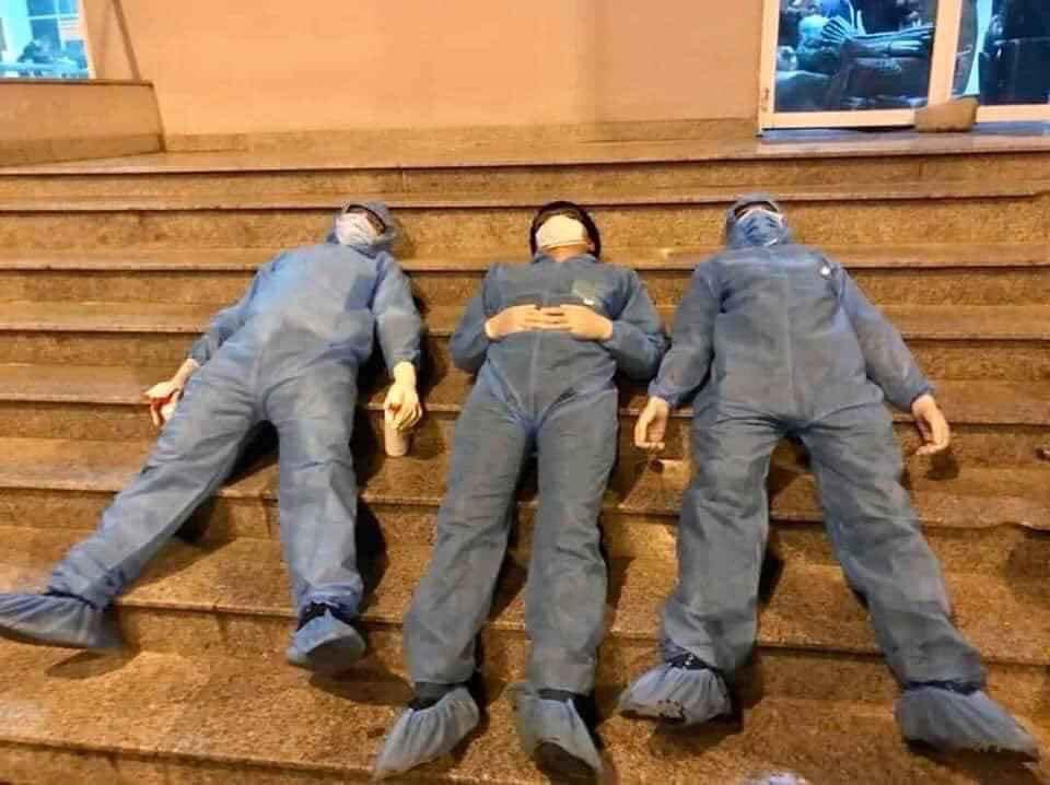 Sau những ca làm việc liên tục thâu đêm suốt sáng, nhiều người phải ra cầu thang nằm cho đỡ đau, mỏi người. Tại Việt Nam, trời tối thường có sương lạnh, ấy vậy mà những anh hùng thầm lặng, luôn giấu mặt sau lớp khẩu trang vẫn có thể ngủ ngon.