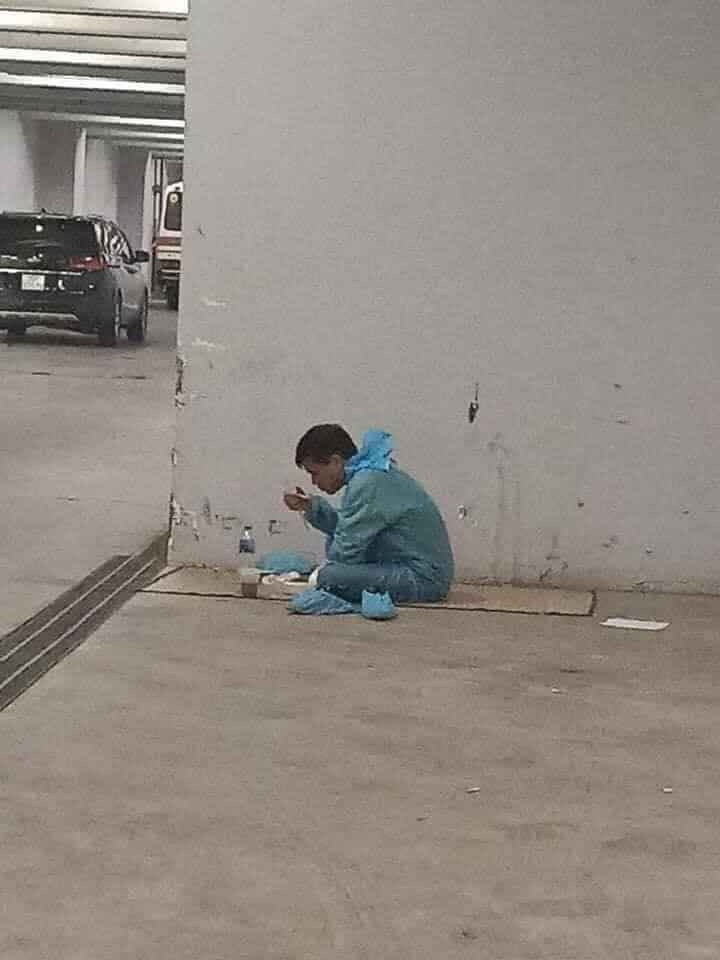Nhìn những hình ảnh cặm cụi ăn một mình trong góc hầm xe của anh lái xe đưa bệnh nhân đi cách ly mới hiểu những người làm nhiệm vụ đang cố gắng vì một cuộc chiến không ai bị bỏ lại.
