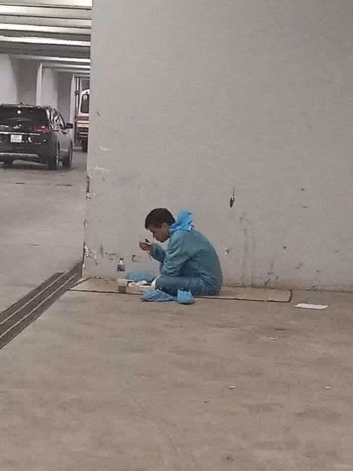 Nhìn những hình ảnh cặm cụi ăn một mình trong góc hầm xe của anh lái xe đưa bệnh nhân đi cách ly mới hiểu những người làm nhiệm vụ đang cố gắng vì một cuộc chiến không ai bị bỏ lại.