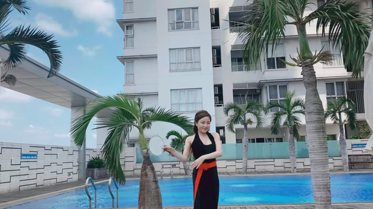 Mới đây, trên trang cá nhân, hot girl Trâm Anh bất ngờ đăng tải clip nhảy đương đại Trung Hoa trên nền nhạc Mang Chủng. Ngay lập tức, đây trở thành chủ đề bàn tán của cộng đồng mạng. Chỉ sau ít giờ chia sẻ, bài viết đã nhận được một lượng tương tác khá lớn.