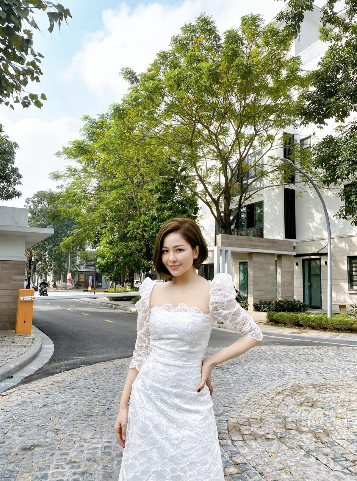 Trâm Anh từng công khai hút mỡ bụng cách đây không lâu, thường xuyên khoe ảnh tập thể dục, học nhảy để giữ thân hình thon gọn. Thế nhưng vẫn không thoát khỏi "lời nguyền" bụng béo.