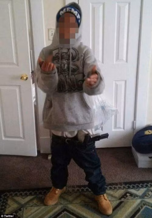 Tài khoản Twitter của cậu bé này liên tục khoe những hình ảnh cậu bé làm dáng với đủ mọi loại súng, hút thuốc, đang cầm một gói trông giống như cần sa hay cả những cọc tiền mặt.