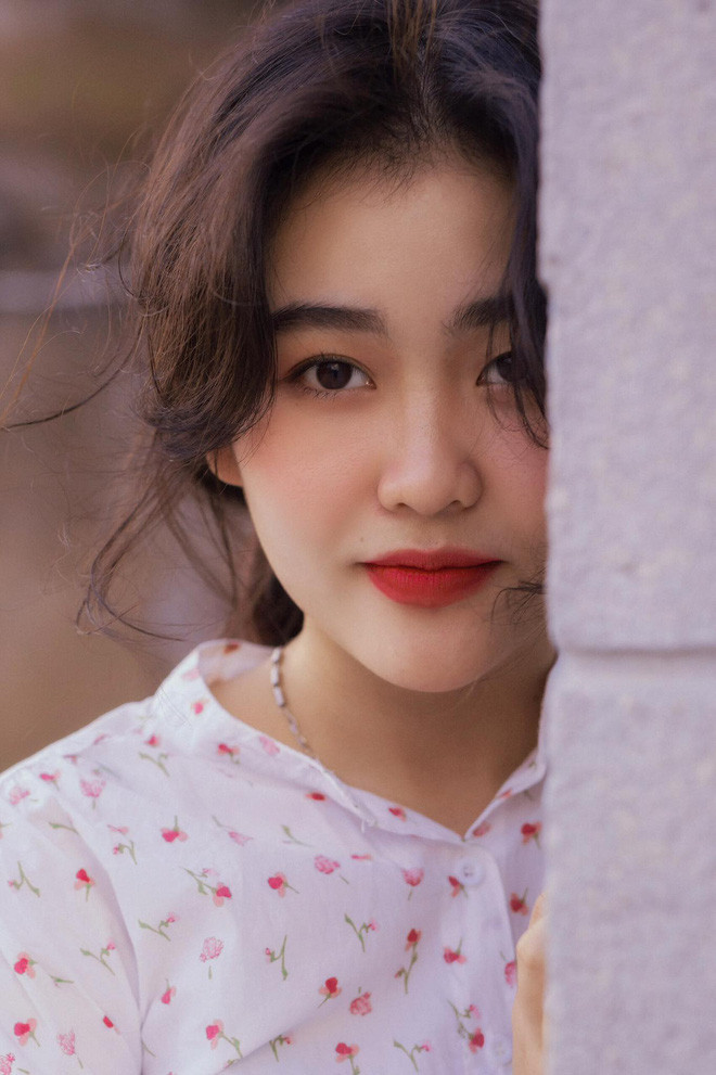 Bách Liên sở hữu khuôn mặt xinh đẹp với đôi mắt biết nói, lông mày khá rậm đúng chuẩn nét đẹp cũ, nụ cười tươi rói.