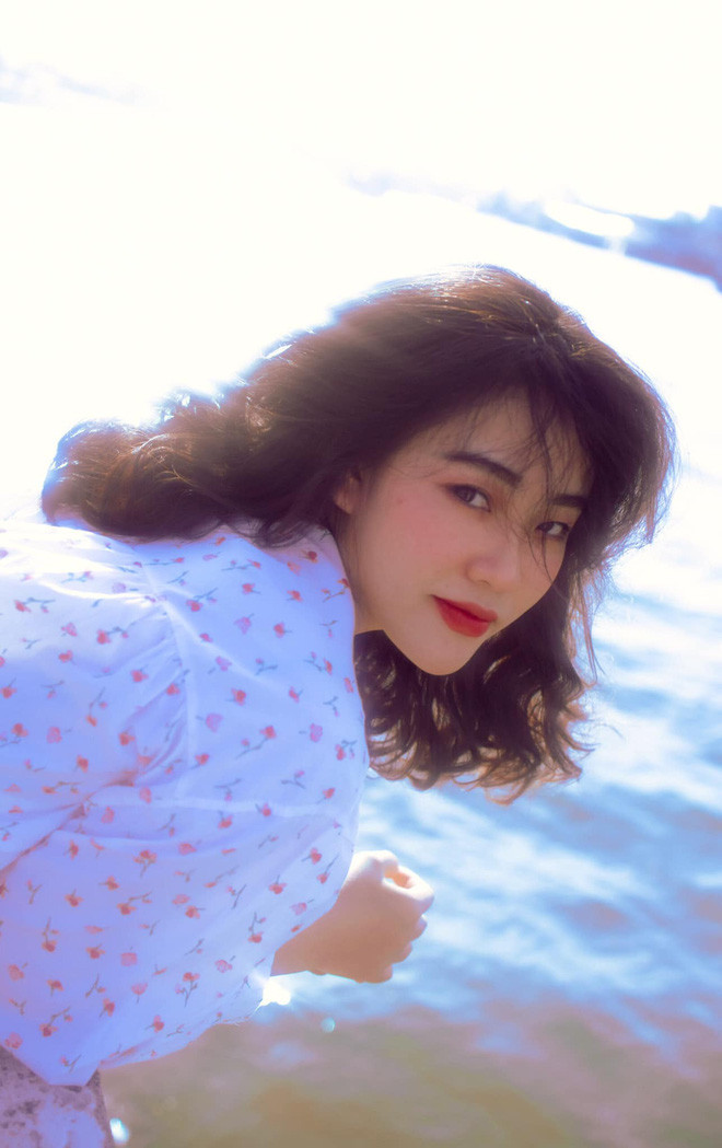 Được biết, thiếu nữ Nha Trang gây sốt cộng đồng mạng có biệt danh là Bách Liên, tên thật là Nguyễn Thị Liên, năm nay 23 tuổi, quê Quảng Bình. Hiện tại, cô nàng đang là lễ tân của một khách sạn ở Nha Trang.