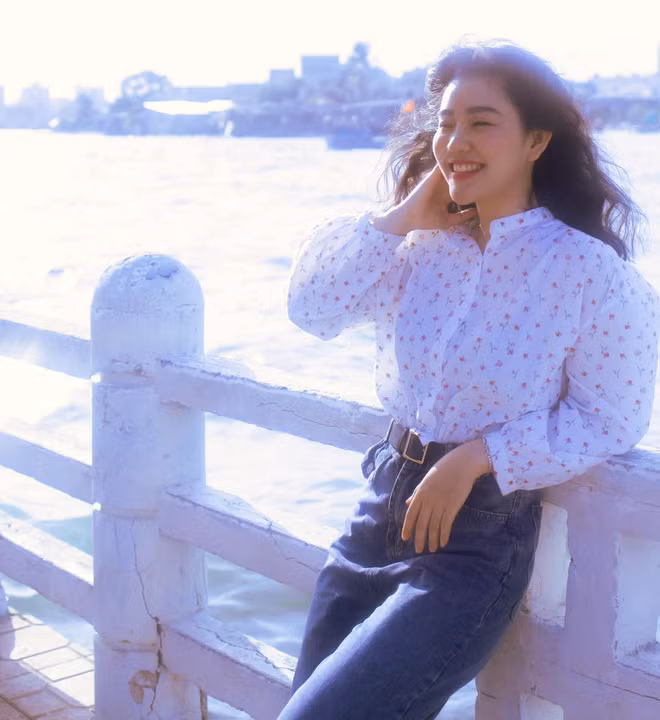 Về việc được nhận xét là có nét giống các minh tinh Hong Kong, Bách Liên cho biết bản thân rất vui trước những lời khen đó.