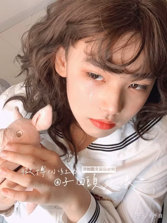 Và đây là thành quả sau khi makeup, đội tóc giả. Nếu không nhìn ảnh trước đó thì rất nhiều người có thể nhầm lẫn đây là một cô nữ sinh đáng yêu, nữ chính chứ chẳng phải là một cậu trai nghịch ngợm.