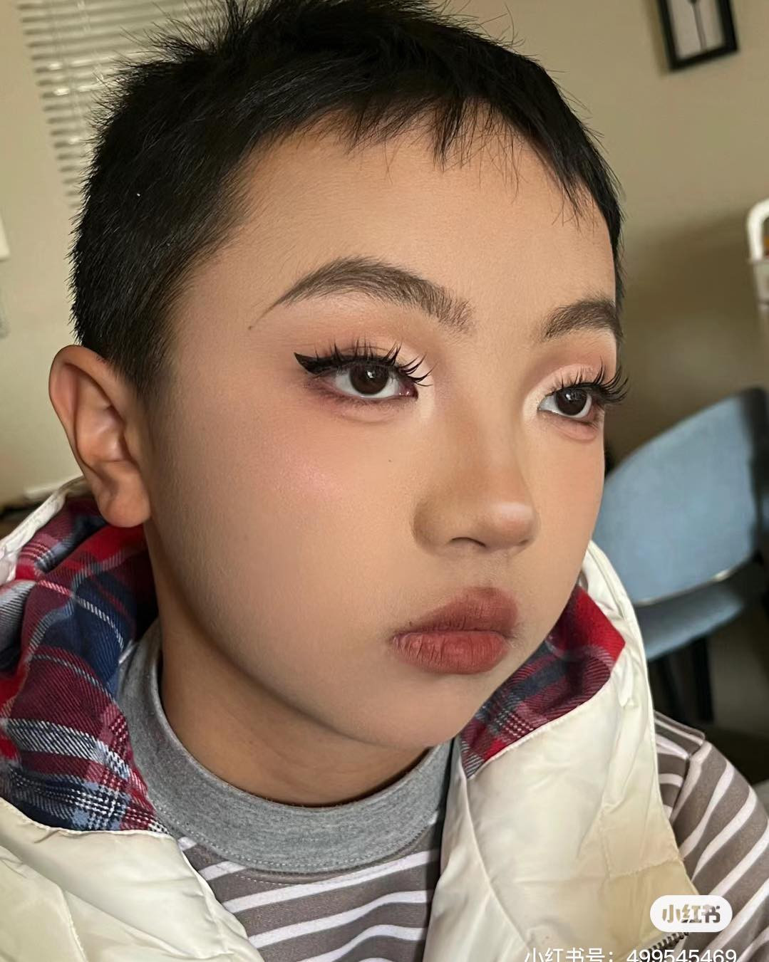 Nhiều người không thể tin vào mắt mình với màn biến hóa đỉnh cao này, netizen không ngớt lời khen ngợi khả năng trang điểm tài tình của cô chị, cho rằng cô đã có thể "ra nghề" được rồi.