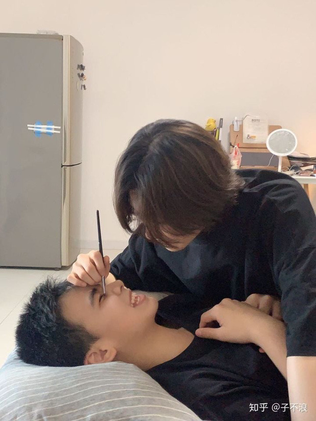 Cô nàng có tên Leslie đã dùng khá nhiều thời gian để thuyết phục em trai chịu làm mẫu cho mình. Ban đầu, em trai của Leslie khá phụng phịu và hờn dỗi vì tự nhiên bị chị lôi ra bôi son, trát phấn.