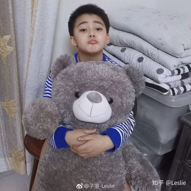 Trước đó, câu chuyện cô chị nhờ cậu em trai nghịch ngợm ra làm mẫu makeup cũng thu hút về khá nhiều sự chú ý.