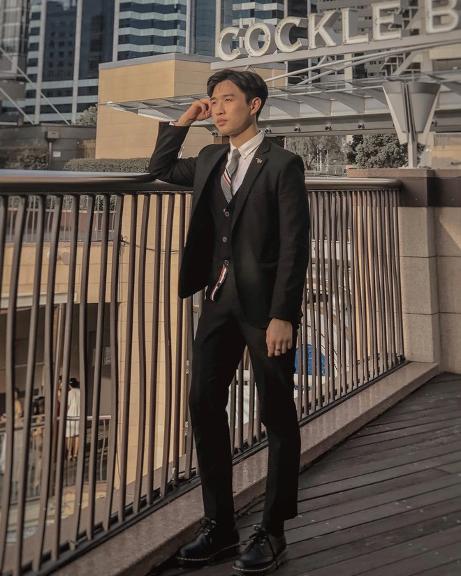 Theo chia sẻ của nam du học sinh Australia, các anh dân quân ở khu cách ly rất vui tính, luôn dành sự quan tâm đặc biệt cho tất cả mọi người, mỗi bữa còn cho phòng cậu bạn gấp đôi khẩu phần ăn. Đức Anh cho biết: "Trước tình hình dịch bệnh phức tạp, hầu hết mọi người đều ở trong trạng thái bị động, không thể nào có cảm giác hạnh phúc ngay khi mới vào được. Ban đầu mình cũng hơi choáng vì thực sự khu đó nhìn như bỏ hoang rất lâu rồi.