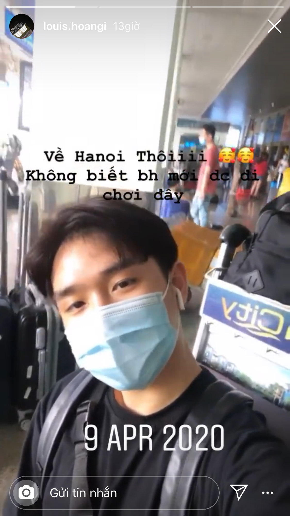 "Lúc nhận được thông báo và giấy chứng nhận của Bộ Y tế, mình thật sự như vỡ oà, rất vui vì biết bản thân vẫn khỏe mạnh, không bị nhiễm bệnh. Tuy nhiên hôm ấy lại quá gấp để book vé máy bay, vé tàu cũng hết nữa. Mình có hơi buồn nhưng việc ở lại thêm 1 ngày không có gì quá khó khăn với mình, hơn nữa các bạn cùng phòng đều về Hà Nội nên cũng an ủi được phần nào.", nam sinh nói.