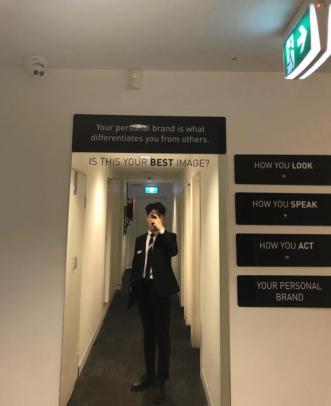 Đức Anh vừa tốt nghiệp chương trình học tại Australia nhưng do dịch bệnh Covid-19 nên các bạn học ngành Khách sạn đều đột ngột bị cho thôi việc, cộng thêm chi trả tiền nhà tiền ăn đắt đỏ mà không có bất kỳ khoản hỗ trợ nào nên việc ở lại Australia thời điểm đó rất khó khăn. Nhưng về nước lại phải đối diện nguy cơ bị hủy Visa bởi thế các bạn ấy phải đắn đo mãi mới đưa ra quyết định.