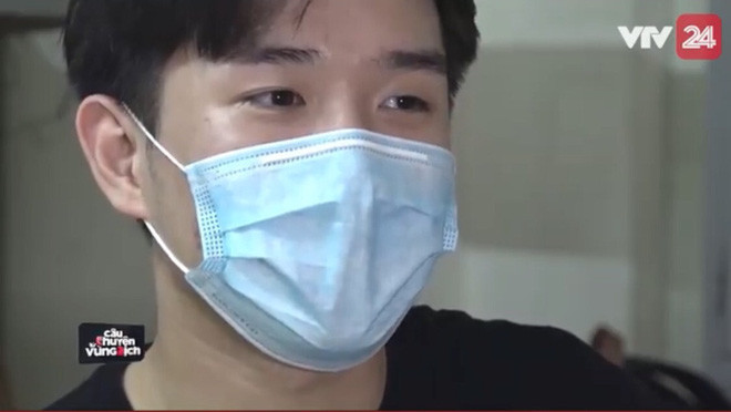 Nhân vật được nhắc tới là Hoàng Đức Anh, 21 tuổi, du học sinh ngành Khách sạn tại Australia, cậu bạn vừa hoàn thành việc thực hiện cách ly tập trung 14 ngày tại Ký túc xá ĐH Quốc gia TP. HCM. Qua một đoạn phóng sự ngắn ghi lại cảnh Đức Anh chuẩn bị hành lý về nhà sau khi có kết quả xét nghiệm âm tính, dân tình một lần nữa bấn loạn truy tìm info vì những câu chuyện tích cực được chia sẻ cũng như nhan sắc không phải dạng vừa đâu của nam du học sinh.