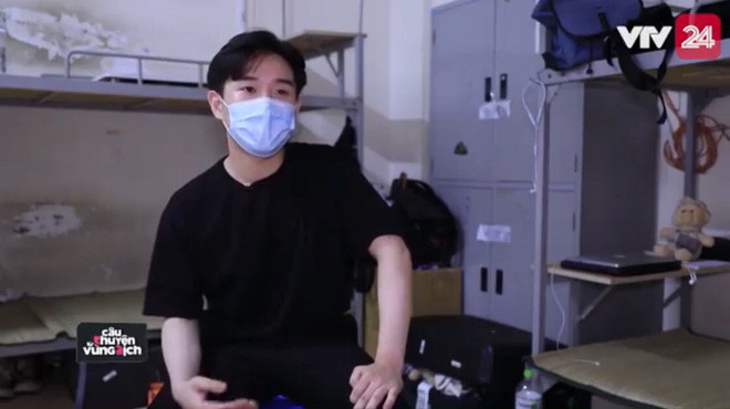 Những ngày gần đây cậu bạn du học sinh Australia này đã xuất sắc ghi điểm, dành trọn cảm tình của cư dân mạng khi nghiêm túc chấp hành đúng quy định cách ly tập trung 14 ngày sau khi trở về nước với thái độ tích cực, chủ động dọn dẹp cực kỳ sạch sẽ, tinh tươm, khu vực toilet và nhà tắm ở khu cách ly. Nam sinh hy vọng phần nào có thể đỡ đần các chú bộ đội, y tá, bác sĩ ở khu cách ly, tạo cảm giác thoải mái trong thời gian sinh hoạt cách ly tại nơi đây.