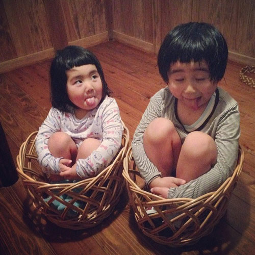 Hai anh em có gương mặt vô cùng bầu bĩnh, cắt tóc mái bằng cực ngộ và luôn pose hình làm mặt xấu trước ống kính.