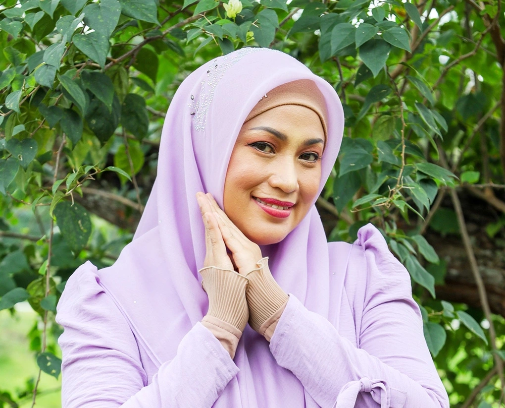 Đầu tháng 3, nữ ca sĩ công khai cuộc hôn nhân đa thê của mình với người chồng Wan Mohd Hafizam, 47 tuổi. Cả hai kết hôn vào năm 2021.