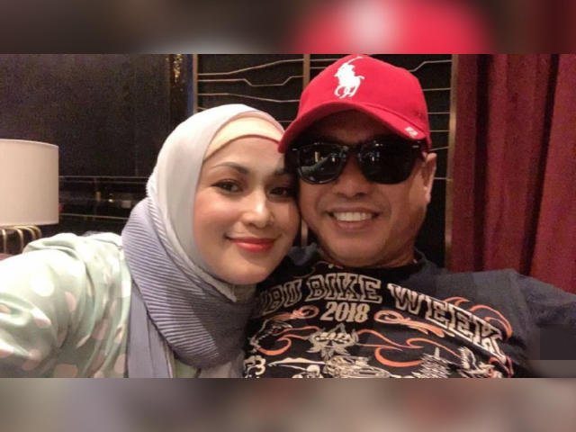 Nữ ca sỹ chia sẻ vì cô muốn tập trung vào sự nghiệp riêng nên muốn tìm thêm người để đồng hành cùng với chồng mình: "Tôi là người bận rộn, công việc đòi hỏi phải di chuyển xa, thường xuyên cảm thấy bất an. Tôi cần người khác giúp tôi làm việc nhà".