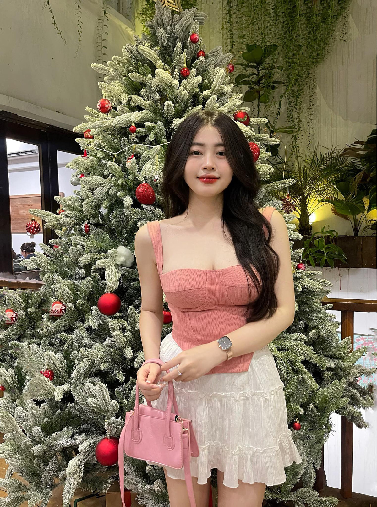 Dương Thị Út Quyên nổi tiếng trên mạng xã hội nhờ gương mặt khả ái, vóc dáng chuẩn đẹp đầy cuốn hút.