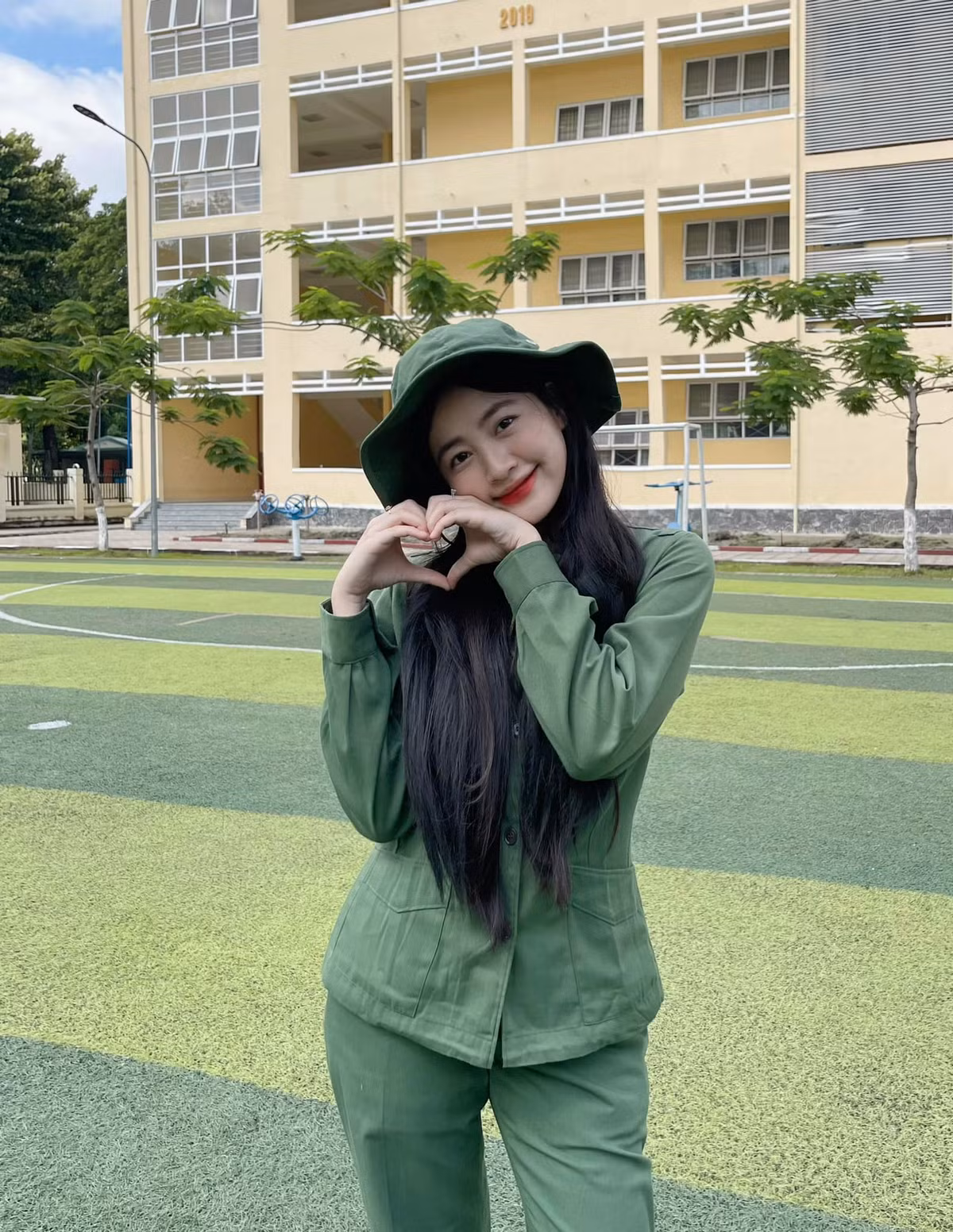 Hình ảnh cô nàng trong màu áo quân sự từng được rất nhiều diễn đàn về gái xinh đăng tải, thu hút lượng lớn người quan tâm cũng như truy tìm thông tin về nàng hot girl đất võ.