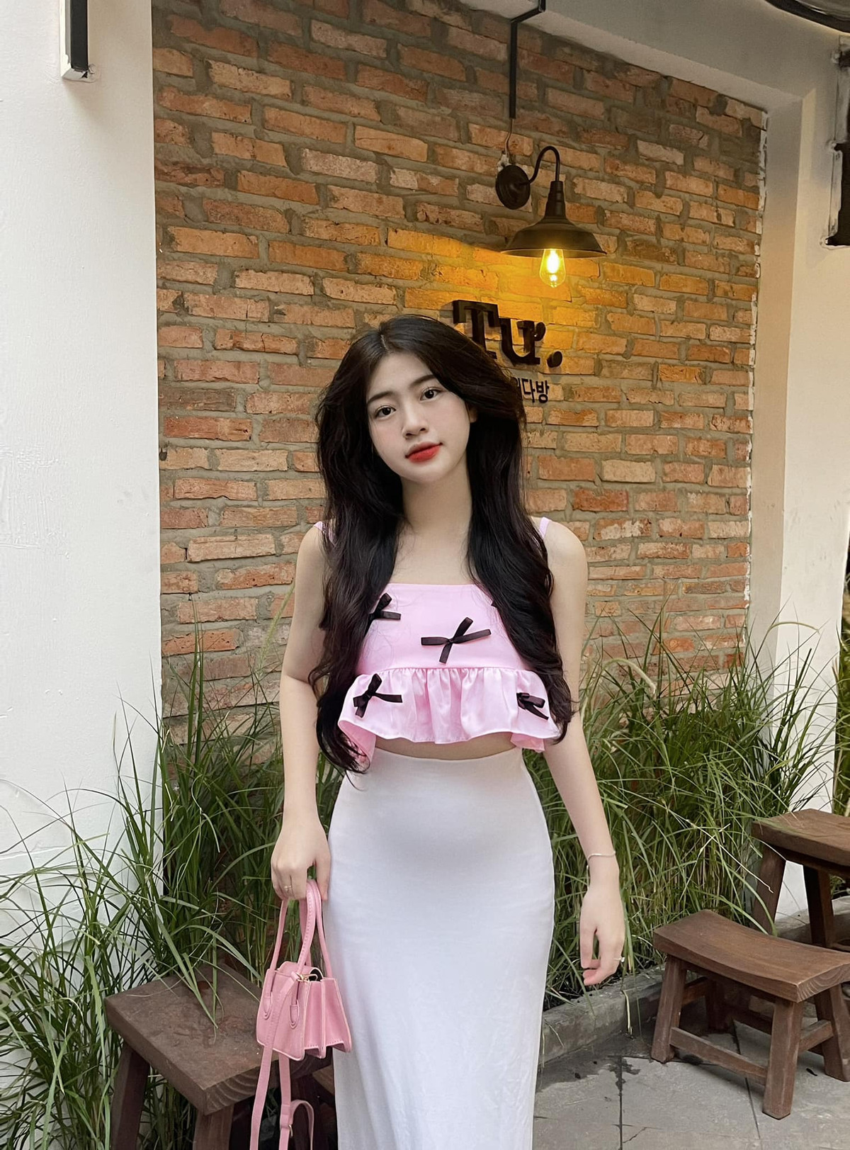 Cô nàng đã và đang dành khá nhiều thời gian để học tập và vẫn rèn luyện bản thân hằng ngày để theo đuổi niềm đam mê cháy bỏng với con đường hướng tới một mẫu ảnh chuyên nghiệp.