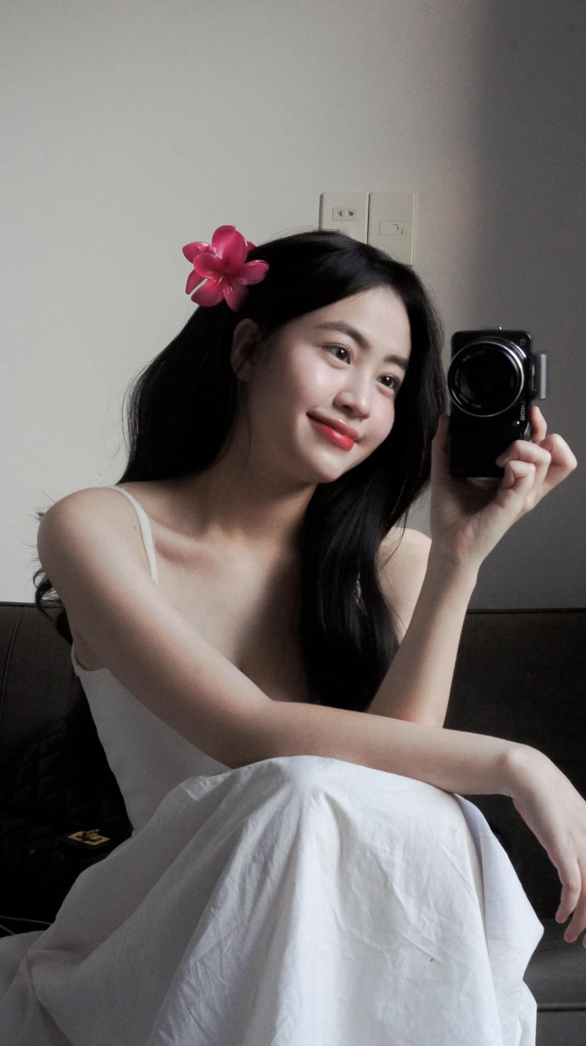 Vẻ ngoài trong veo nhẹ nhàng của Út Quyên thường được các nhãn thời trang có phong cách nữ tính, dịu dàng chú ý và mời hợp tác.