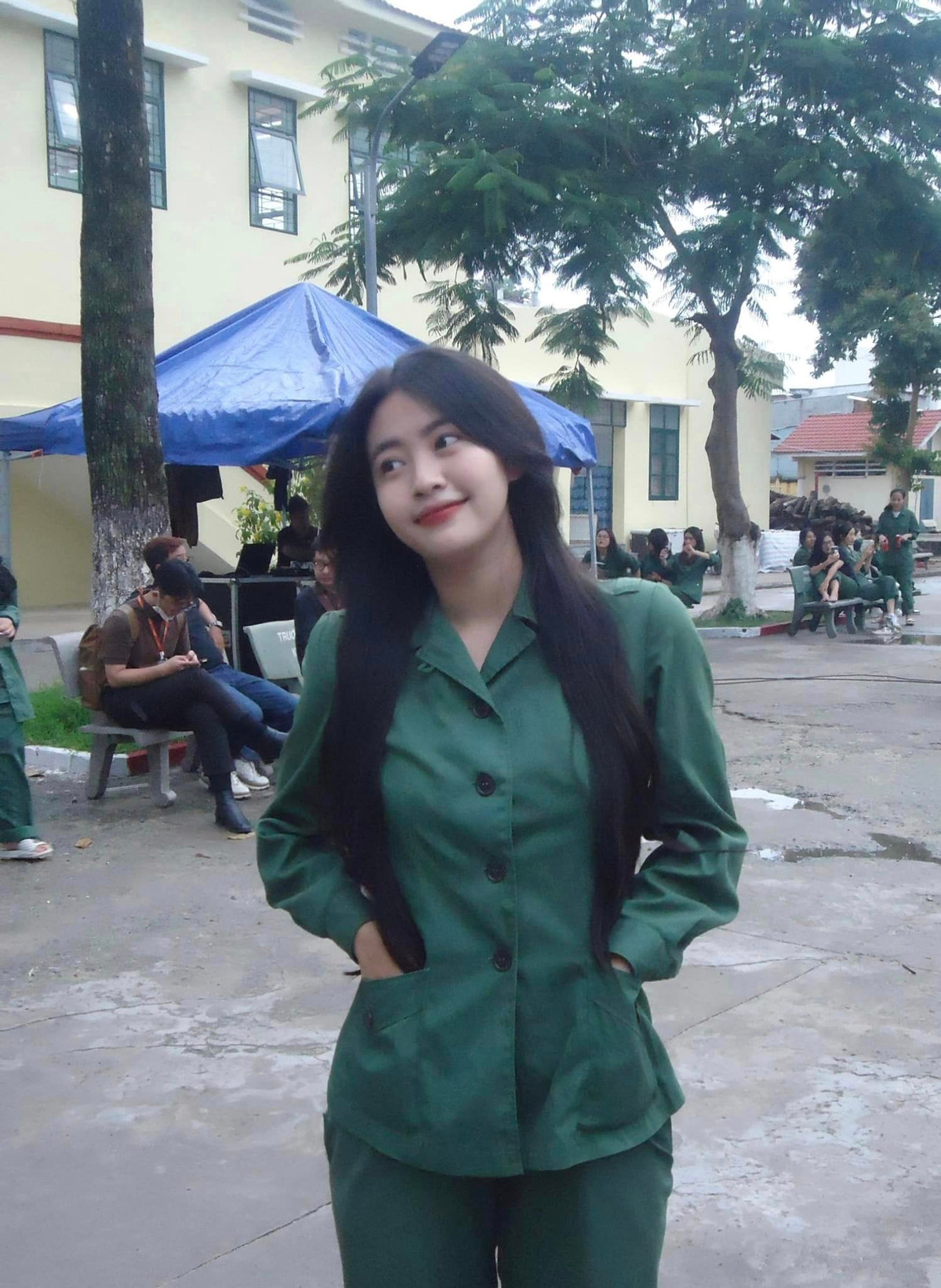 Không cần trang điểm, Út Quyên vẫn rất xinh đẹp rạng ngời.