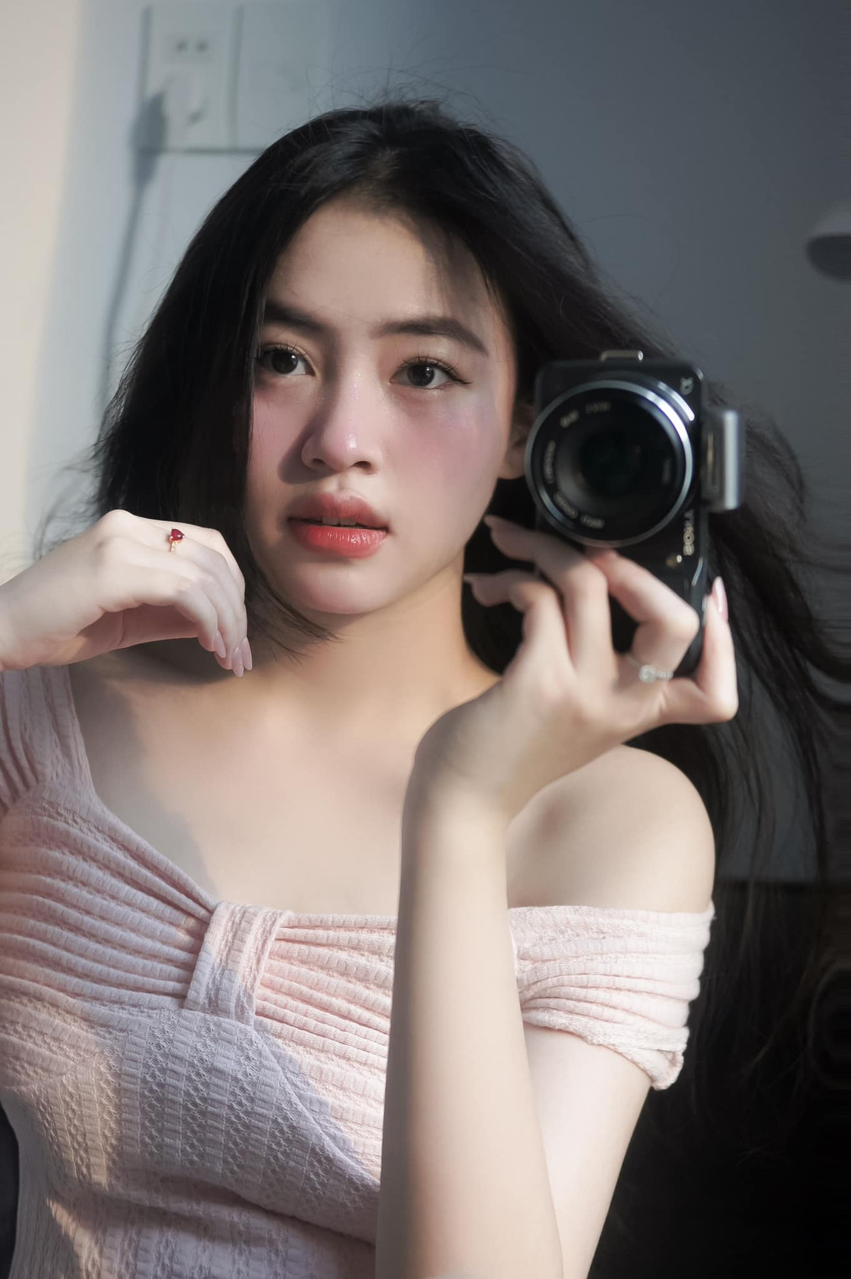 Dương Thị Út Quyên sinh năm 2004, hiện đang học tập và sinh sống tại Bình Định. Cô nàng từ ngày học cấp 3 đã gây chú ý với cái tên đặc biệt của mình.