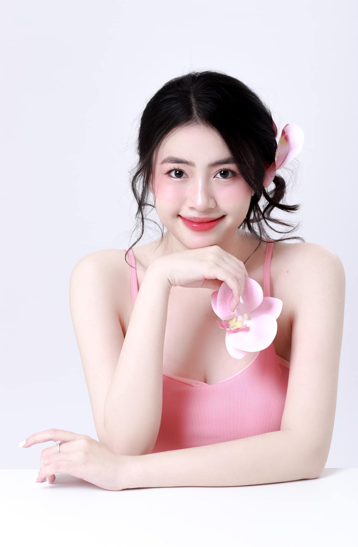 Cô nàng đang sở hữu cho mình một lượng fan hùng hậu với lượt tương tác khá cao trên các trang mạng xã hội, có lẽ đó cũng là một trong những lý do mà cô luôn thu hút được nhiều nhãn hàng.