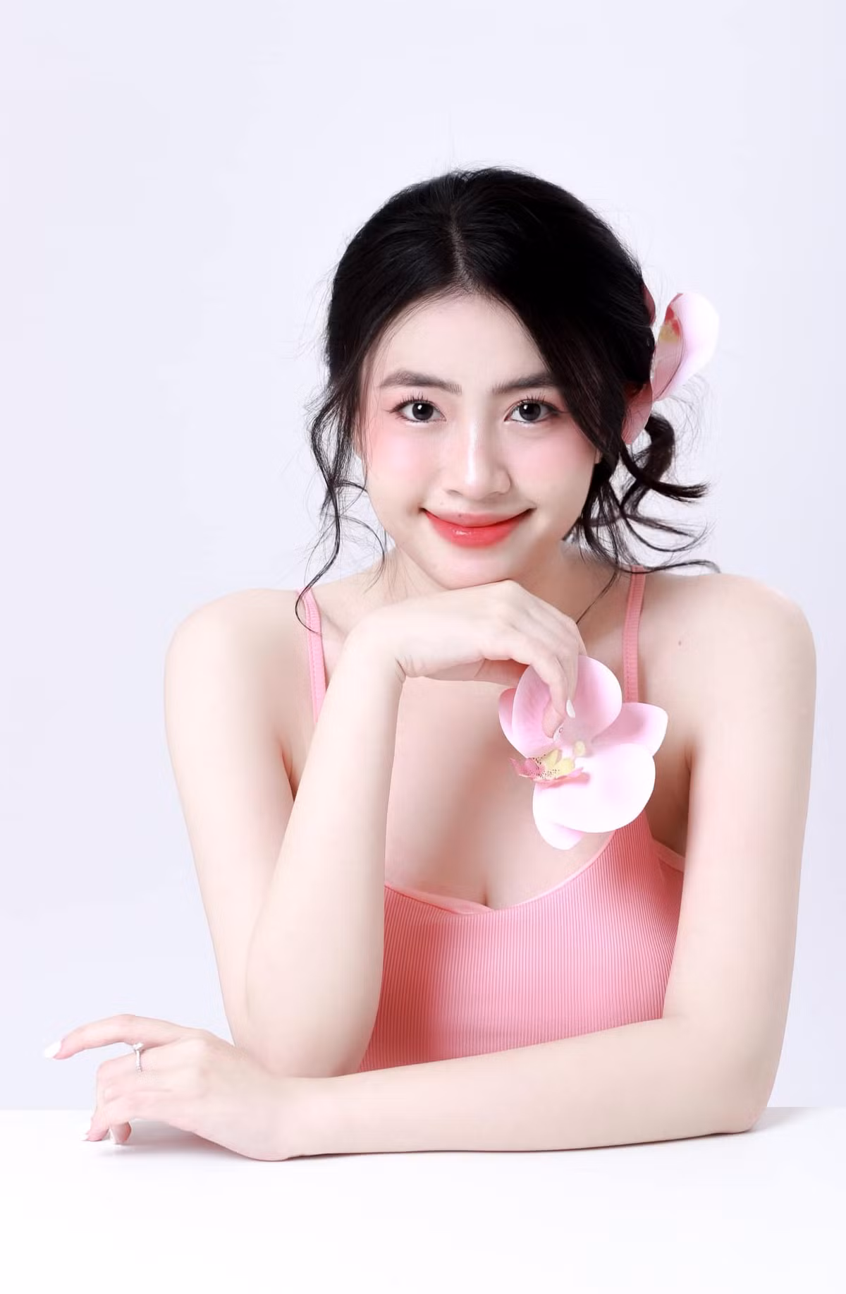 Cô nàng đang sở hữu cho mình một lượng fan hùng hậu với lượt tương tác khá cao trên các trang mạng xã hội, có lẽ đó cũng là một trong những lý do mà cô luôn thu hút được nhiều nhãn hàng.