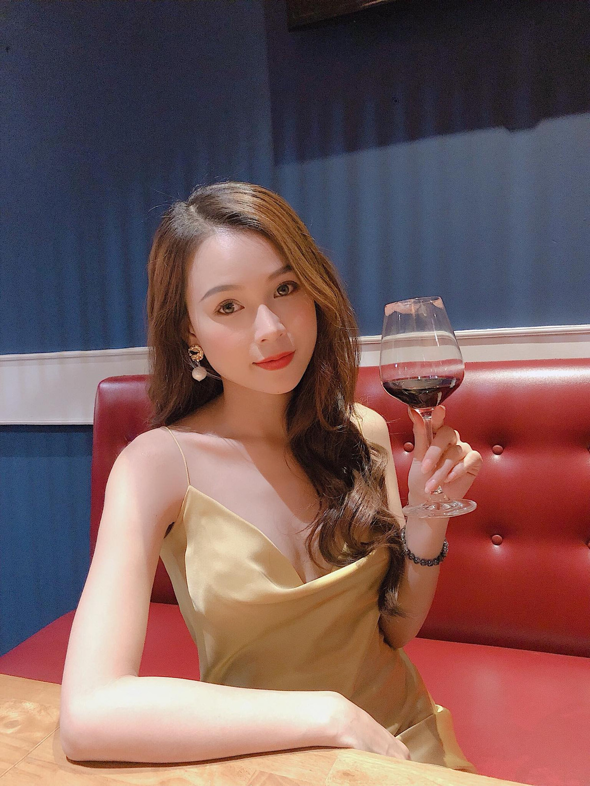 Nàng hot girl Sài Thành là người khá ngoan ngoãn. Cô từng chia sẻ không thích những nơi đông đúc, tụ tập. Hàng ngày chỉ chăm chỉ đến trường quay làm việc theo lịch đã sắp xếp trước.