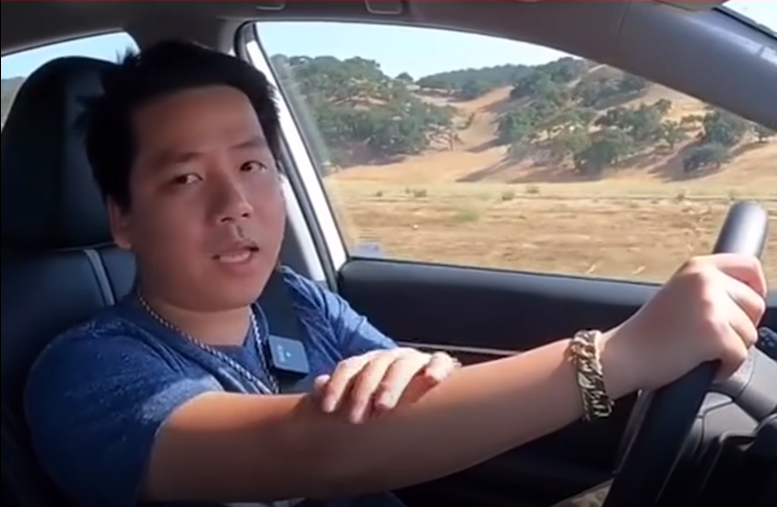 Theo đó, Khoa Pug vừa đi oto, vừa phát livestream cùng bàn chuyện cuộc sống: "Học cao đẳng, học đại học, học gì cũng được miễn sao học càng nhanh càng tốt miễn sao ra là phải xin được việc liền. 21 tuổi các bạn đi xin việc ngành IT, lương bao nhiêu cũng được 3-4 triệu vẫn phải làm nha. Nhưng thật sự ngành IT ra lương cũng không phải tệ, hầu hết là 10 triệu trở lên, học kinh nghiệm".