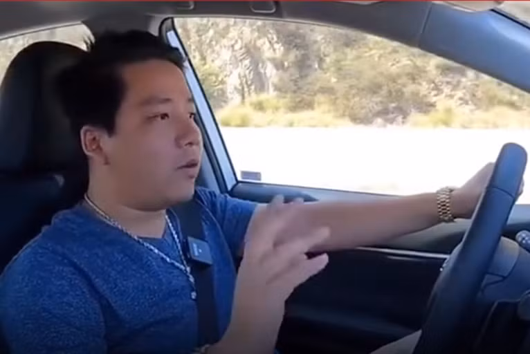 Nói về mức lương, nam Youtuber chia sẻ: "Thợ code giống như thợ mộc, đục nhiều nó quen tay. 21 tuổi học khoảng tầm 2 năm là tới 23 tuổi là bạn phải có kinh nghiệm đầy mình, bạn có thể nhảy việc. Ví dụ đang 10 triệu bạn phải nhảy gấp đôi tới 20 triệu, từ 20 phải lên tới 40, 50 nhé. Năm 26 tuổi tới năm 28 tuổi phải được ít nhất 50 triệu, một năm phải được 600 triệu.".