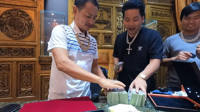 Khoa Pug không tiết lộ cụ thể khối tài sản của mình, chỉ khẳng định là anh có nguồn thu nhập thụ động, tiền đẻ ra tiền, nên đang có cuộc sống khá thảnh thơi.