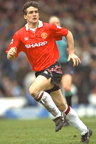 Sau đó HLV Alex Ferguson, người vừa chuyển tới MU, đã đưa Mark Hughes trở lại mái nhà xưa. Ông thi đấu vô cùng ấn tượng ngay trong mùa giải đầu tiên trở lại và là một thành phần không thể thiếu của đội hình thống trị Premier League năm 1993 và 1994.