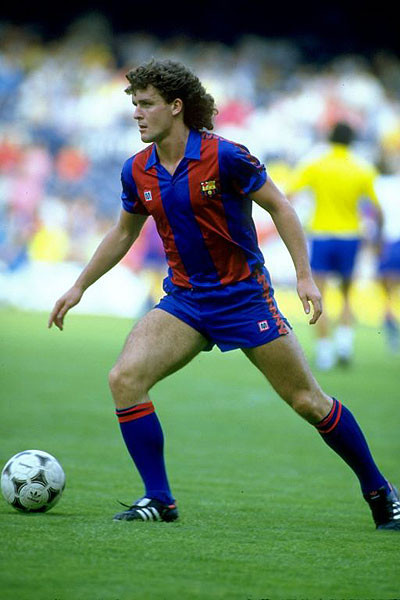 Mark Hughes được đôn lên đá chính từ đội trẻ của của Manchester United vào năm 1980, ghi được 37 bàn sau 89 lần ra sân trước khi bị bán sang Barcelona vào mùa hè năm 1986. Tuy nhiên, Hughes lại không thể khẳng định được chính mình khi ở Nou Camp và đành phải sang Bayern Munich theo một hợp đồng cho mượn.