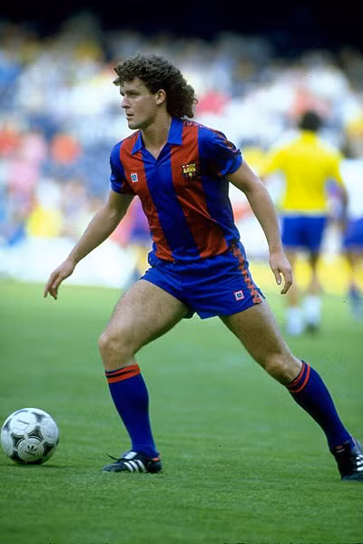 Mark Hughes được đôn lên đá chính từ đội trẻ của của Manchester United vào năm 1980, ghi được 37 bàn sau 89 lần ra sân trước khi bị bán sang Barcelona vào mùa hè năm 1986. Tuy nhiên, Hughes lại không thể khẳng định được chính mình khi ở Nou Camp và đành phải sang Bayern Munich theo một hợp đồng cho mượn.