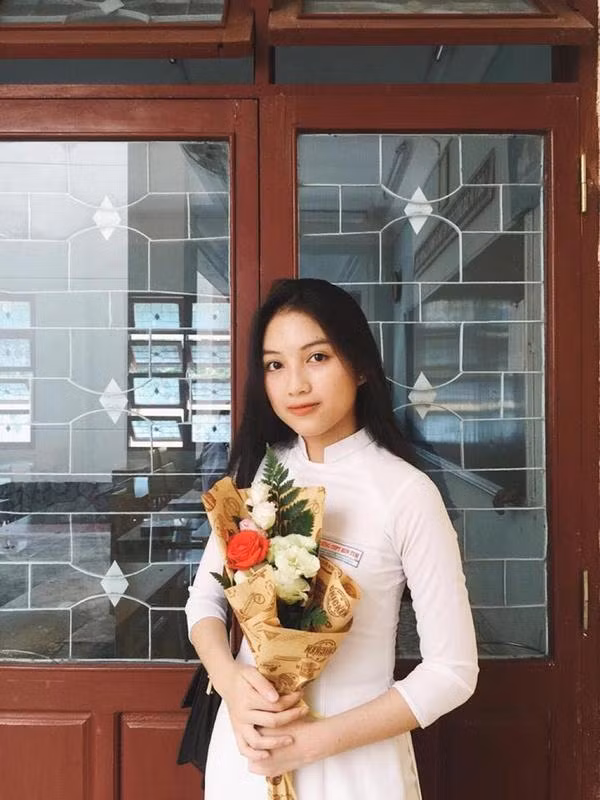 Tân sinh 10X Thu Uyên sở hữu gương mặt thon gọn, làn da sáng, đôi mắt có hồn và nụ cười duyên.