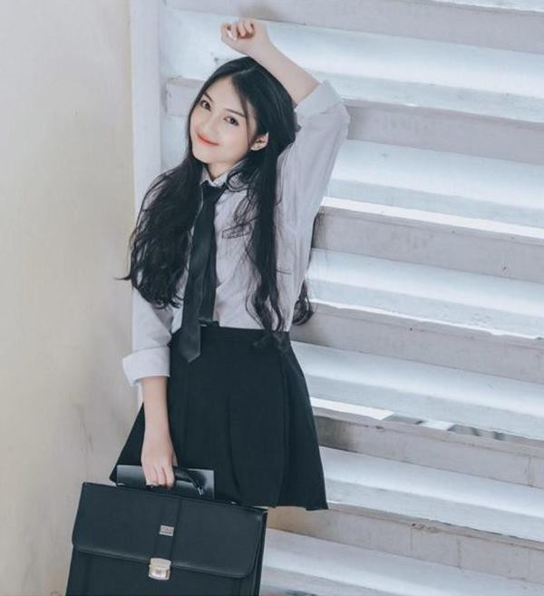 "Ôi xinh quá vậy", "Đẹp xỉu"... là những lời khen ngợi cư dân mạng dành cho Thu Uyên trên MXH.