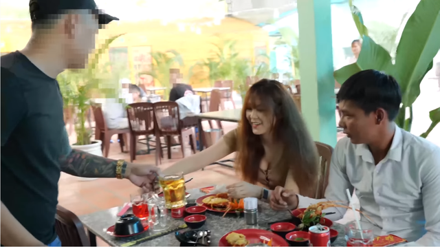 Thế nhưng kể từ khi lập kênh Youtube, nhiều người lại có cái nhìn ngược lại. Những video do anh làm ra nhận về lượng tương tác khủng. Đặc biệt trong vài sản phẩm của Youtuber trẻ còn có sự xuất hiện của các hot girl nổi tiếng.