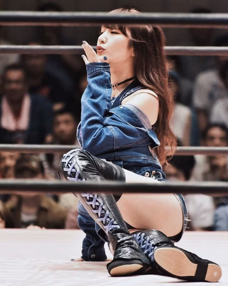 Được biết, nữ đô vật xinh đẹp này còn kiêm luôn công việc là người mẫu nội y tại Nhật Bản. Sở hữu thân hình nóng bỏng, quyến rũ, Yuki Kamifuku càng đốn tim người hâm mộ hơn khi xuất hiện trên võ đài.