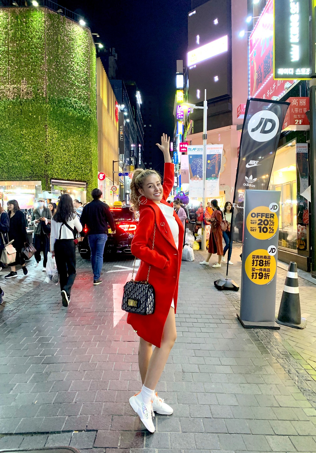 Thừa nhận và liên tục đăng tải trạng thái, chụp hình sau khi lộ clip, nhiều người đặt ra nghi vấn rằng liệu có phải đây là drama do chính Ngân 98 tạo ra để chiêu trò nổi tiếng? Cô vốn dĩ là hot girl không có tài, nếu không "chơi ngông" thì công chúng không thể nhớ tới.