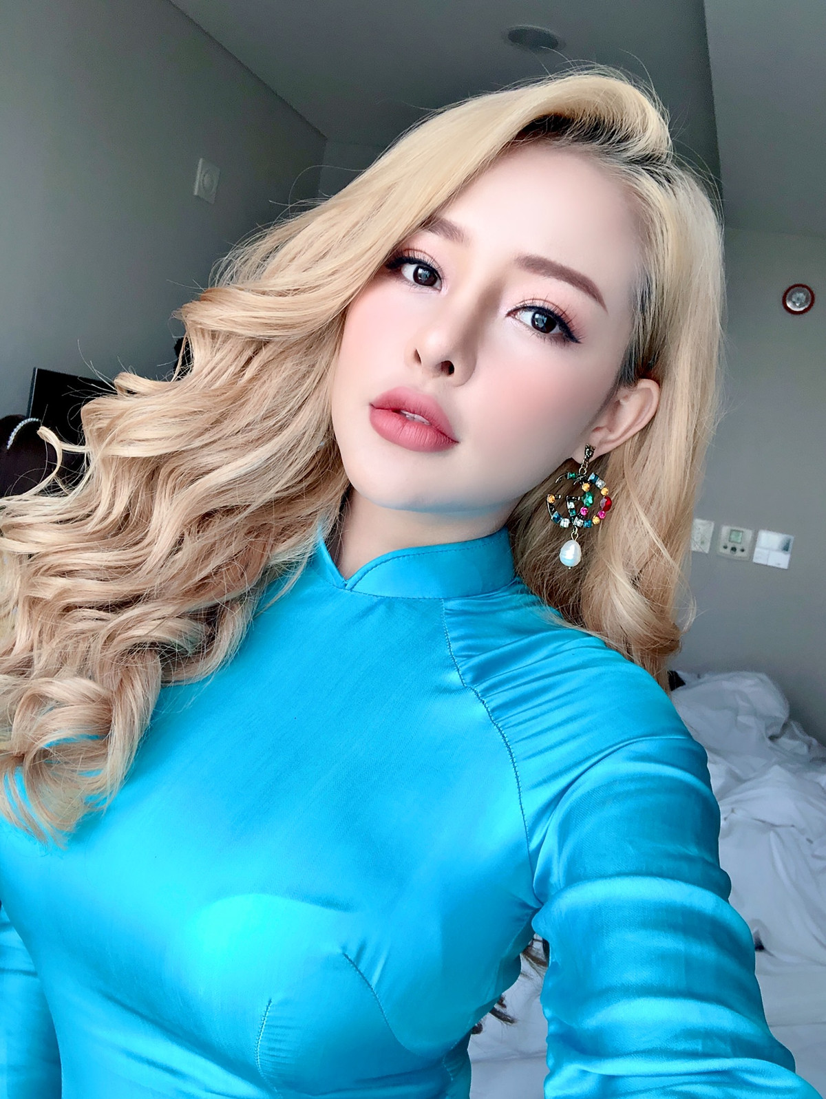 Ngay sau bị lộ clip nóng, hot girl Ngân 98 cho biết bị trộm mất điện thoại trong đó có nhiều hình ảnh và clip nhạy cảm. Sau đó, cô liên tục nhận được tin nhắn đe doạ, tống tiền nhưng do không có đủ 300 triệu theo yêu cầu nên clip bị tung ra.