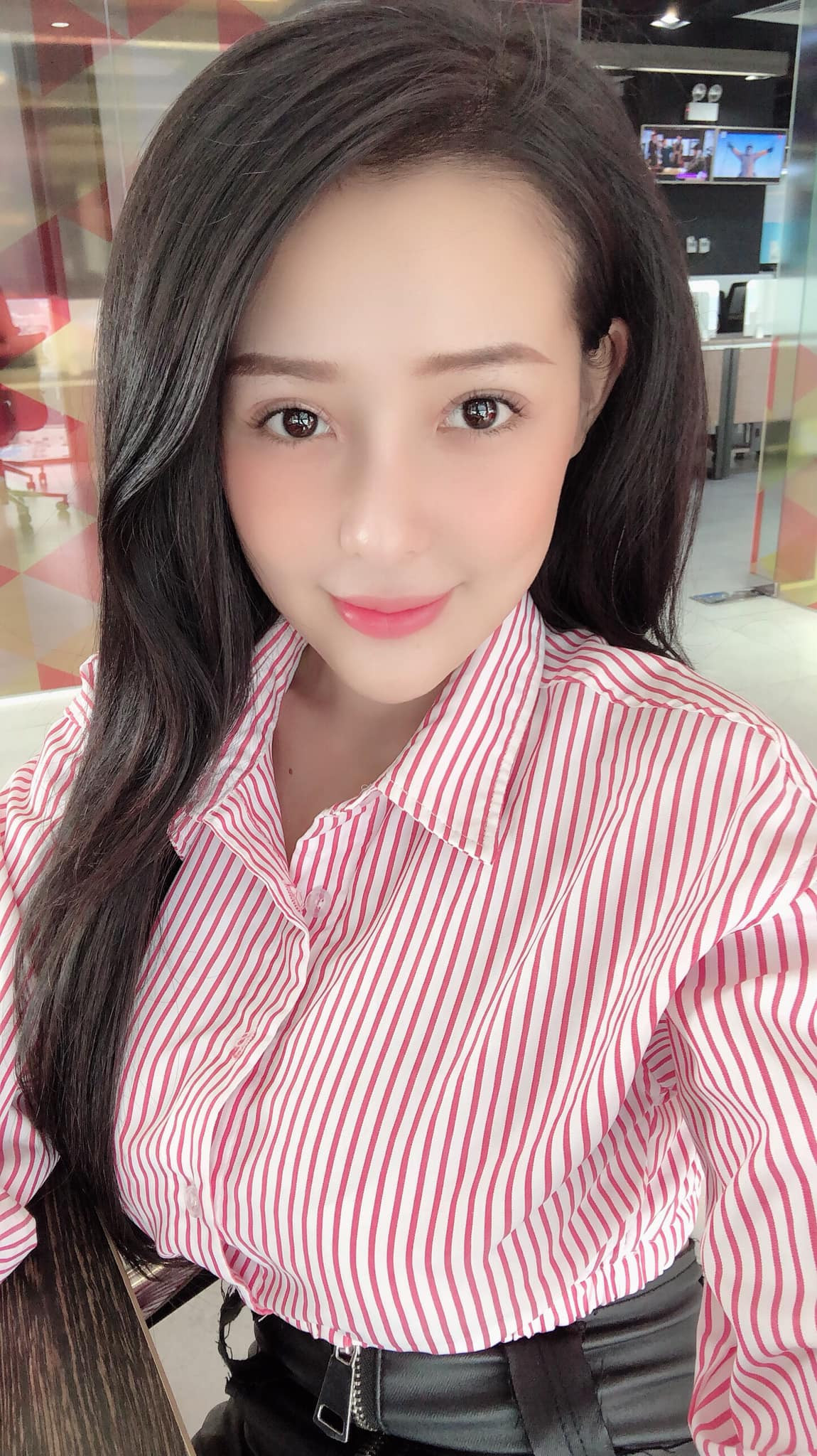 Ngân 98 nổi lên nhờ bộ ảnh nhạy cảm cùng với Mon 2k. Kể từ đó đến nay, hot girl liên tục có những phát ngôn gây sốc, nhiều lần lộ clip nóng để chiêu trò nổi tiếng.