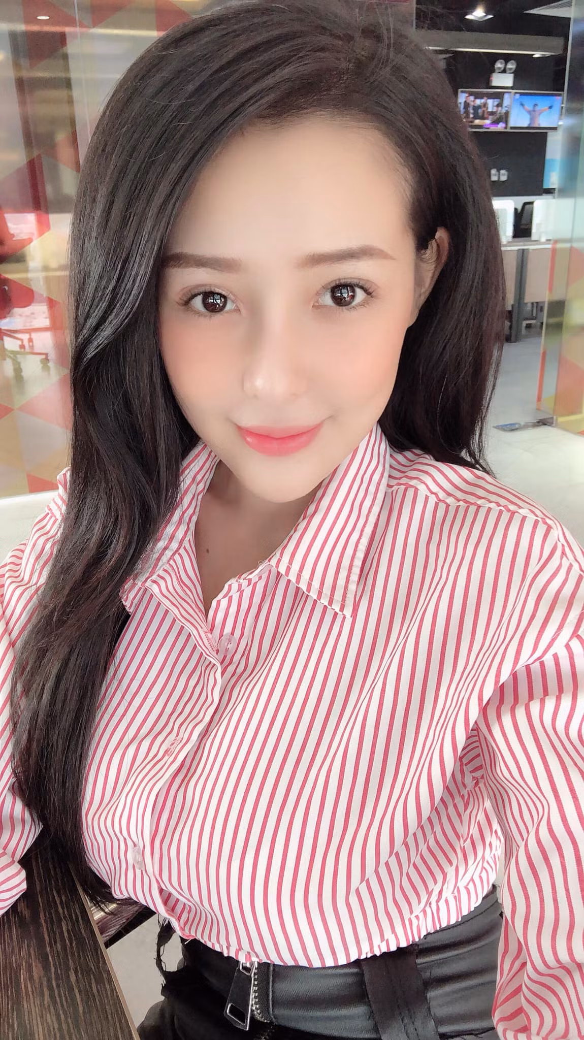 Ngân 98 nổi lên nhờ bộ ảnh nhạy cảm cùng với Mon 2k. Kể từ đó đến nay, hot girl liên tục có những phát ngôn gây sốc, nhiều lần lộ clip nóng để chiêu trò nổi tiếng.